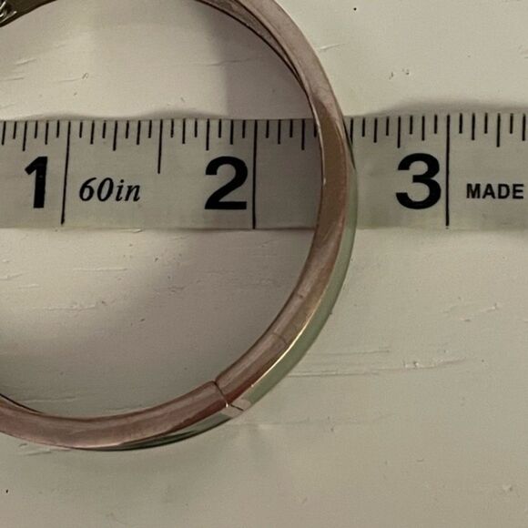 SOLID silver tone metal emerald and sage hinged Cookie Lee abstract bracelet - Picture 5 of 6